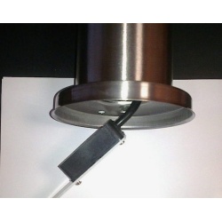 Kabel i złączka wyprowadzona z lampy do podłączenia w instalację.